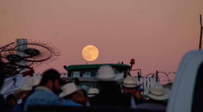 farmers proterst at night