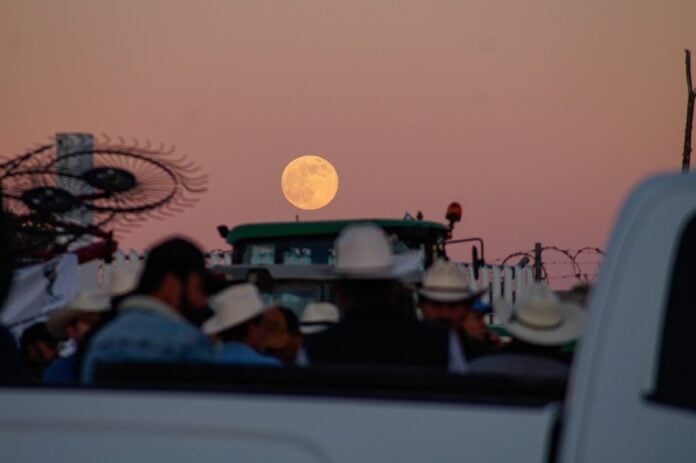 farmers proterst at night