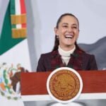 CIUDAD DE MÉXICO, 08DICIEMBRE2025.- Claudia Sheinbaum Pardo, Presidenta de México, bromeó con los reporteros sobre los días que no habrá mañanera por las fiestas decembrina, a su arribo al Salón Tesorería de Palacio Nacional. FOTO: MOISÉS PABLO/CUARTOSCURO.COM