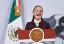 CIUDAD DE MÉXICO, 08DICIEMBRE2025.- Claudia Sheinbaum Pardo, Presidenta de México, bromeó con los reporteros sobre los días que no habrá mañanera por las fiestas decembrina, a su arribo al Salón Tesorería de Palacio Nacional. FOTO: MOISÉS PABLO/CUARTOSCURO.COM