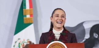 CIUDAD DE MÉXICO, 08DICIEMBRE2025.- Claudia Sheinbaum Pardo, Presidenta de México, bromeó con los reporteros sobre los días que no habrá mañanera por las fiestas decembrina, a su arribo al Salón Tesorería de Palacio Nacional. FOTO: MOISÉS PABLO/CUARTOSCURO.COM
