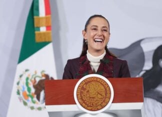 CIUDAD DE MÉXICO, 08DICIEMBRE2025.- Claudia Sheinbaum Pardo, Presidenta de México, bromeó con los reporteros sobre los días que no habrá mañanera por las fiestas decembrina, a su arribo al Salón Tesorería de Palacio Nacional. FOTO: MOISÉS PABLO/CUARTOSCURO.COM