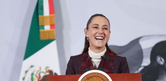 CIUDAD DE MÉXICO, 08DICIEMBRE2025.- Claudia Sheinbaum Pardo, Presidenta de México, bromeó con los reporteros sobre los días que no habrá mañanera por las fiestas decembrina, a su arribo al Salón Tesorería de Palacio Nacional. FOTO: MOISÉS PABLO/CUARTOSCURO.COM