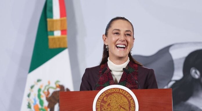 CIUDAD DE MÉXICO, 08DICIEMBRE2025.- Claudia Sheinbaum Pardo, Presidenta de México, bromeó con los reporteros sobre los días que no habrá mañanera por las fiestas decembrina, a su arribo al Salón Tesorería de Palacio Nacional. FOTO: MOISÉS PABLO/CUARTOSCURO.COM