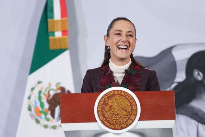 CIUDAD DE MÉXICO, 08DICIEMBRE2025.- Claudia Sheinbaum Pardo, Presidenta de México, bromeó con los reporteros sobre los días que no habrá mañanera por las fiestas decembrina, a su arribo al Salón Tesorería de Palacio Nacional. FOTO: MOISÉS PABLO/CUARTOSCURO.COM