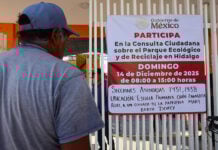 A man reads a sign inviting citizens to participate in the "Consulta Ciudadana sobre el Parque Ecológico y de Reciclaje en Hidalgo"