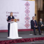 Cuauhtémoc, Ciudad de México. 15 de diciembre 2025. La presidenta constitucional de los Estados Unidos Mexicanos, la Doctora Claudia Sheinbaum Pardo en conferencia de prensa matutina en el salón de la Tesorería de Palacio Nacional. La acompañan: Marcelo Ebrard Casaubon, Secretario de Economía; Iván Escalante, Procurador Federal del Consumidor (Profeco) y Alfonso Suárez del Real, asesor político de la Coordinación de Comunicación Social.