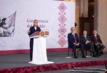 Cuauhtémoc, Ciudad de México. 15 de diciembre 2025. La presidenta constitucional de los Estados Unidos Mexicanos, la Doctora Claudia Sheinbaum Pardo en conferencia de prensa matutina en el salón de la Tesorería de Palacio Nacional. La acompañan: Marcelo Ebrard Casaubon, Secretario de Economía; Iván Escalante, Procurador Federal del Consumidor (Profeco) y Alfonso Suárez del Real, asesor político de la Coordinación de Comunicación Social.