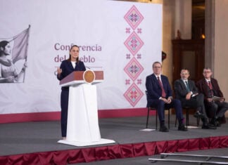 Cuauhtémoc, Ciudad de México. 15 de diciembre 2025. La presidenta constitucional de los Estados Unidos Mexicanos, la Doctora Claudia Sheinbaum Pardo en conferencia de prensa matutina en el salón de la Tesorería de Palacio Nacional. La acompañan: Marcelo Ebrard Casaubon, Secretario de Economía; Iván Escalante, Procurador Federal del Consumidor (Profeco) y Alfonso Suárez del Real, asesor político de la Coordinación de Comunicación Social.
