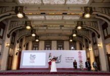 Cuauhtémoc, Ciudad de México, México, 17 de diciembre de 2025. La doctora Claudia Sheinbaum Pardo, presidenta Constitucional de los Estados Unidos Mexicanos en conferencia de prensa matutina, “Conferencia del Pueblo” en el Salón Tesorería de Palacio Nacional. La acompañan Luz Elena González Escobar, secretaria de Energía; Emilia Esther Calleja Alor, directora general de la Comisión Federal de Electricidad (CFE); Jorge Marcial Islas Samperio, subsecretario de Planeación y Transición Energética y Miguel Ángel Elorza Vásquez, coordinador de Infodemia.