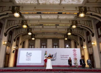 Cuauhtémoc, Ciudad de México, México, 17 de diciembre de 2025. La doctora Claudia Sheinbaum Pardo, presidenta Constitucional de los Estados Unidos Mexicanos en conferencia de prensa matutina, “Conferencia del Pueblo” en el Salón Tesorería de Palacio Nacional. La acompañan Luz Elena González Escobar, secretaria de Energía; Emilia Esther Calleja Alor, directora general de la Comisión Federal de Electricidad (CFE); Jorge Marcial Islas Samperio, subsecretario de Planeación y Transición Energética y Miguel Ángel Elorza Vásquez, coordinador de Infodemia.