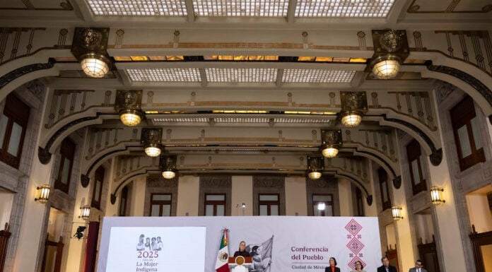 Cuauhtémoc, Ciudad de México, México, 17 de diciembre de 2025. La doctora Claudia Sheinbaum Pardo, presidenta Constitucional de los Estados Unidos Mexicanos en conferencia de prensa matutina, “Conferencia del Pueblo” en el Salón Tesorería de Palacio Nacional. La acompañan Luz Elena González Escobar, secretaria de Energía; Emilia Esther Calleja Alor, directora general de la Comisión Federal de Electricidad (CFE); Jorge Marcial Islas Samperio, subsecretario de Planeación y Transición Energética y Miguel Ángel Elorza Vásquez, coordinador de Infodemia.