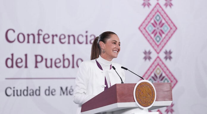 Cuauhtémoc, Ciudad de México. 22 de diciembre 2025. La presidenta constitucional de los Estados Unidos Mexicanos, la Doctora Claudia Sheinbaum Pardo en conferencia de prensa matutina en el salón de la Tesorería de Palacio Nacional. La acompañan: Iván Escalante, Procurador Federal del Consumidor (Profeco) y Alfonso Suárez del Real, asesor político de la Coordinación de Comunicación Social. Enlace con Efraín Morales López, Director General de la Comisión Nacional del Agua (CONAGUA). Foto: Hazel Cárdenas/Presidencia
