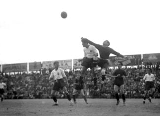 Necaxa and FC Barcelona playing in 1937.