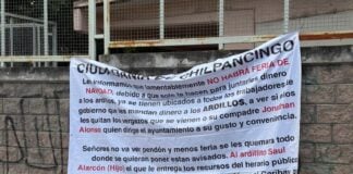 Banners addressed to Chilpancingo residents, stating: “We regret to inform you that there will be no Christmas fair, because it is only used to raise money for Los Ardillos,"