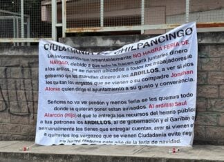 Banners addressed to Chilpancingo residents, stating: “We regret to inform you that there will be no Christmas fair, because it is only used to raise money for Los Ardillos,"