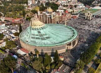 The new and old Basilica de Guadalupe buildings, side-by-side in Tepeyac