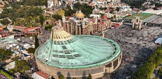 The new and old Basilica de Guadalupe buildings, side-by-side in Tepeyac