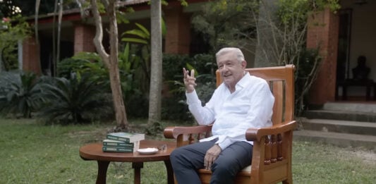 AMLO presenting book