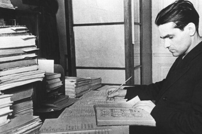 Yuri Knorozov at his desk