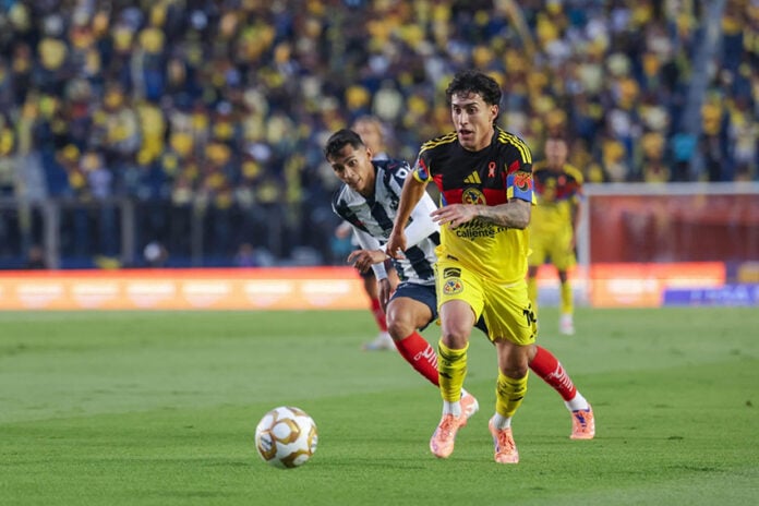 Club América forward Alex Zendejas breaks past Monterrey's defense during a November 24 soccer match