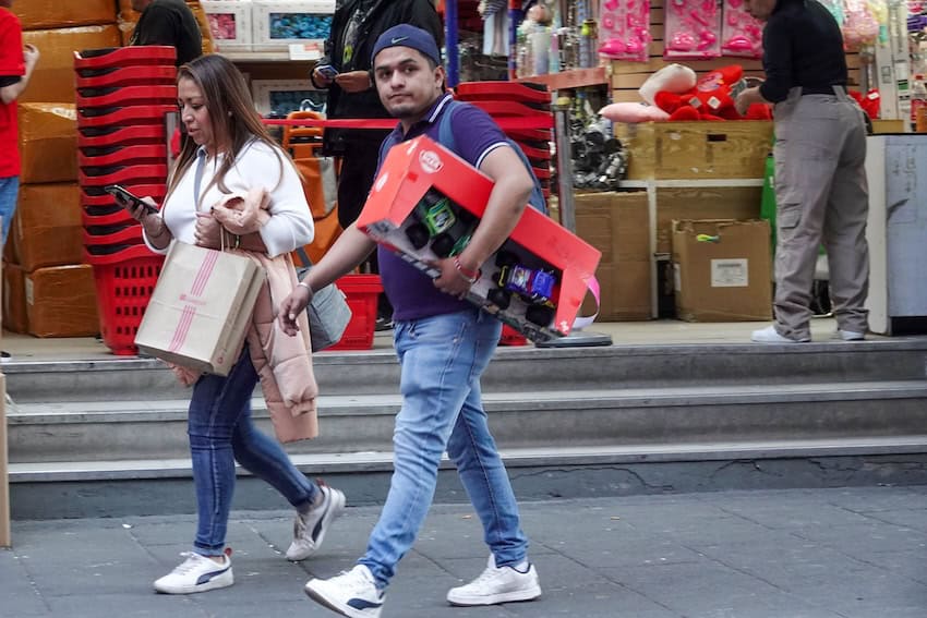 pedestrians in the Historic Center of cdmx