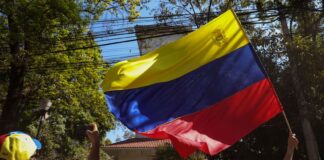 On Saturday and again on Sunday, hundreds of Venezuelans residing in Mexico City marched along central avenues and outside the U.S. Embassy to demand a peaceful political transition in Venezuela.