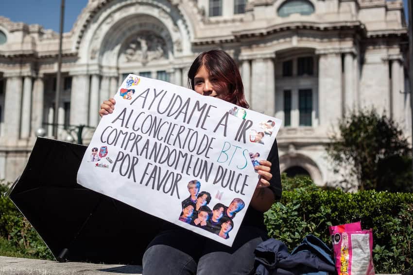 K-pop fan selling candy