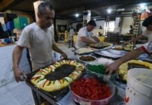 Bakers preparing Rosca de Reyes in Mexico