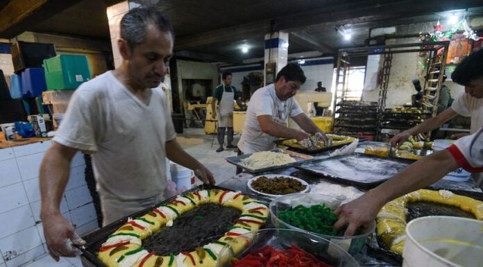 Bakers preparing Rosca de Reyes in Mexico