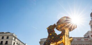 a monumental sculpture of Madrid’s symbol, the Bear and the Madroño, featuring a Huichol design