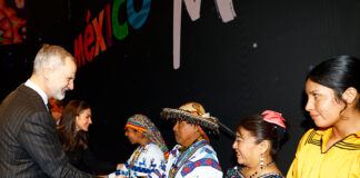 The king of Spain shakes hands with Mexico's tourism delegation at the tourism festival FITUR in Madrid