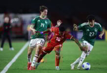 Kevin Galván (16) of Panama takes on Mexico's Richard Ledezma (number 27) and Marcel Ruiz (14)