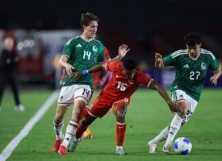 Kevin Galván (16) of Panama takes on Mexico's Richard Ledezma (number 27) and Marcel Ruiz (14)