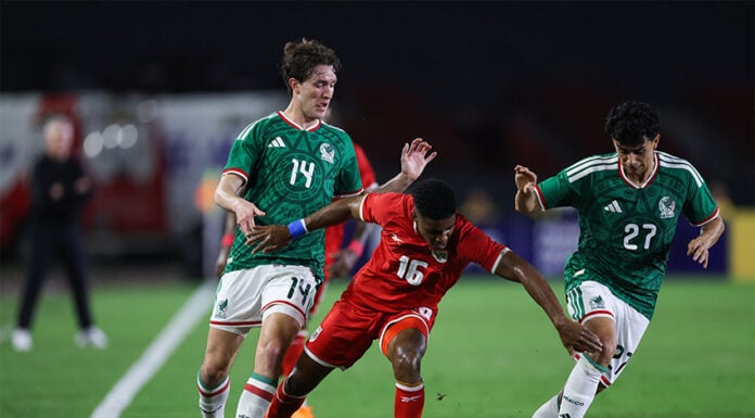 Kevin Galván (16) of Panama takes on Mexico's Richard Ledezma (number 27) and Marcel Ruiz (14)