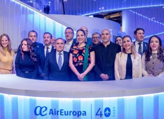 Guanajuato Governor Libia García poses with Air Europa executives)
