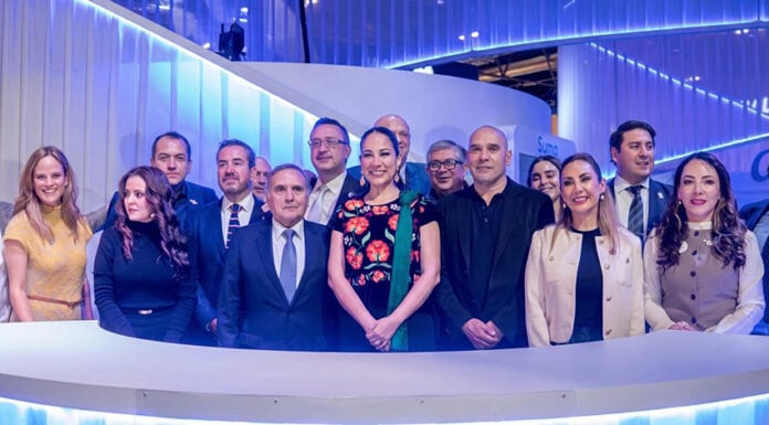 Guanajuato Governor Libia García poses with Air Europa executives)