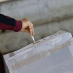 OAXACA DE JUÁREZ, OAXACA, 25ENERO2025.- Decenas de personas acuden a votar en la jornada de Revocación de Mandato a la que se somete la administración del gobernador de Oaxaca, Salomón Jara Cruz. Para este ejercicio se instalaron 2 mil 815 casillas en todo el estado, sin instalación de casillas especiales. El padrón electoral de Oaxaca es de más de 3 millones de votantes.