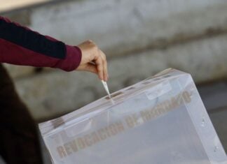 OAXACA DE JUÁREZ, OAXACA, 25ENERO2025.- Decenas de personas acuden a votar en la jornada de Revocación de Mandato a la que se somete la administración del gobernador de Oaxaca, Salomón Jara Cruz. Para este ejercicio se instalaron 2 mil 815 casillas en todo el estado, sin instalación de casillas especiales. El padrón electoral de Oaxaca es de más de 3 millones de votantes.