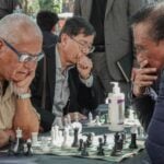 Hombres juegan una partida de ajedrez en la Alameda Central, en el Centro Histórico, donde de manera habitual se reúnen los viernes