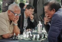 Hombres juegan una partida de ajedrez en la Alameda Central, en el Centro Histórico, donde de manera habitual se reúnen los viernes