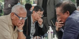 Hombres juegan una partida de ajedrez en la Alameda Central, en el Centro Histórico, donde de manera habitual se reúnen los viernes