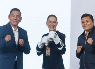 Sheinbaum poses with professional boxers Cristian Mijares and Isaac Jonathan Cruz González "El Pitbull" during her Feb. 16 press conference