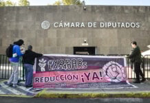Activists hand a banner reading "#YoPorLas40Horas Reducción Ya!" outside the Mexican Chamber of Deputies