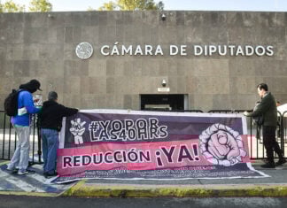Activists hand a banner reading "#YoPorLas40Horas Reducción Ya!" outside the Mexican Chamber of Deputies