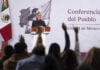 Reporters raise their hands at Sheinbaum's daily press briefing