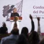 Reporters raise their hands at Sheinbaum's daily press briefing