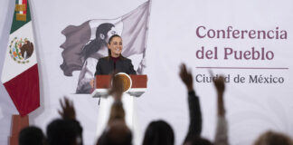 Reporters raise their hands at Sheinbaum's daily press briefing