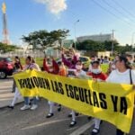 families protest schools near refinery Dos Bocas