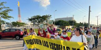 families protest schools near refinery Dos Bocas